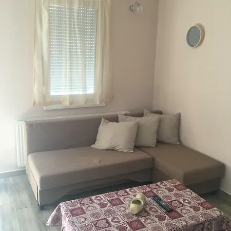 Szofi Fenyves U. 19. * Pápa