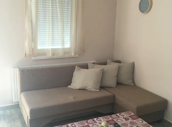 Szofi Fenyves U. 19. * Pápa