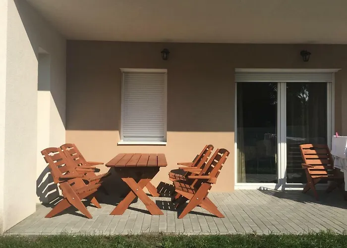 Szofi Fenyves U. 19. * Pápa