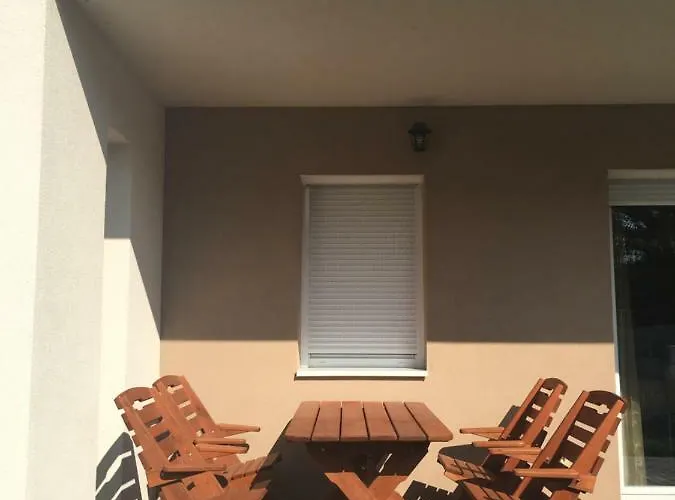 Szofi Fenyves U. 19. * Pápa